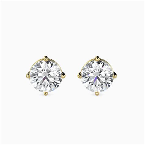 Une femme portant des boucles d'oreilles diamant solitaire, illuminant son visage.
