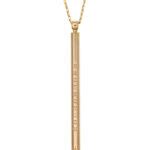 Gros plan sur un pendentif totem bijou Luj, mettant en valeur la finition dorée et une pierre naturelle.