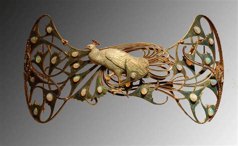 Exemple de bijou Art Nouveau par René Lalique, mettant en scène des motifs naturels.
