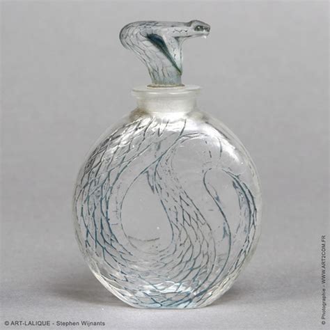 Collection de flacons de parfum Art Déco conçus par René Lalique.