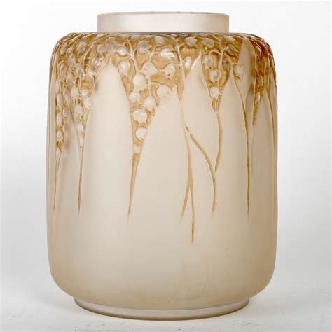 Exemple de vase Art Déco emblématique de René Lalique, avec des motifs stylisés.