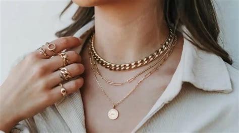 Femme portant des bijoux en argent avec des yeux bleus par temps ensoleillé