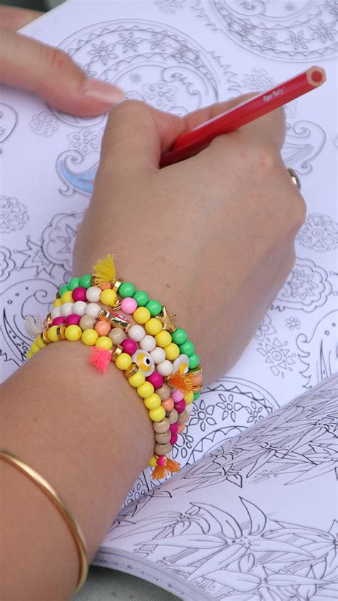 Schéma représentant un bracelet élastique avec un pendentif main en laiton