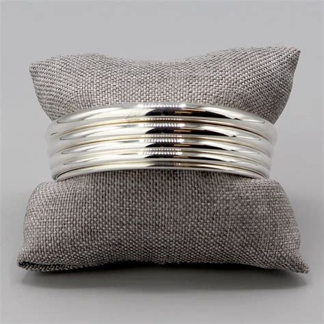 Photo d'un bracelet jonc en argent massif poli, sobre et élégant.
