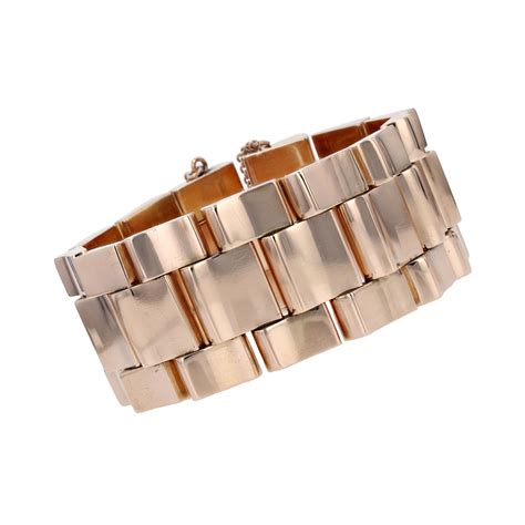 Illustration d'un bracelet manchette tank articulé en argent massif avec des lignes géométriques imposantes.