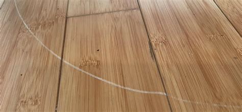 Schéma illustrant les différentes marques qu'un parquet peut subir (poinçon, rayure, tache)