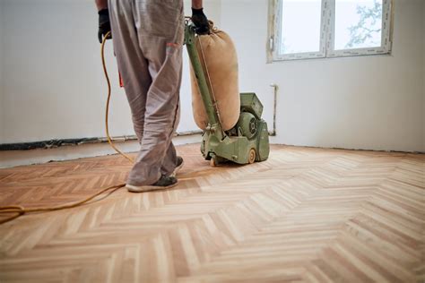 Illustration montrant les différentes étapes du ponçage d'un parquet avec différents grains abrasifs