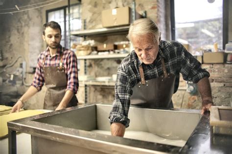 Photo d'artisans tunisiens travaillant l'argent dans leur atelier