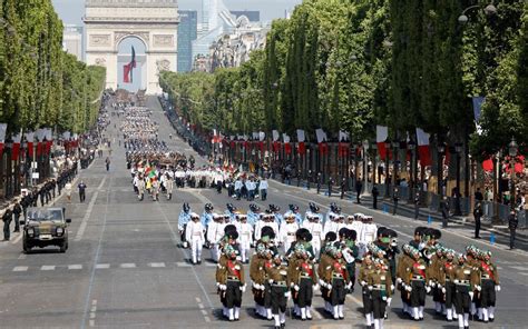 Défilé des troupes SAS sur les Champs-Élysées
