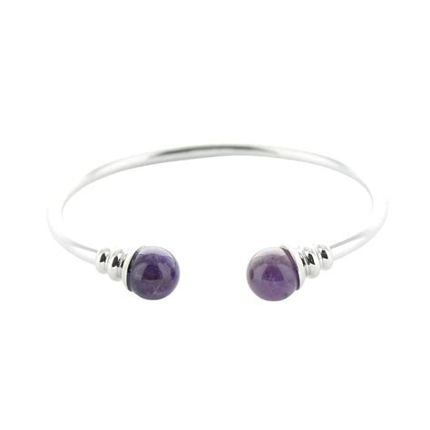 Illustration technique montrant les composants du bracelet : jonc en laiton argenté, aimants et perles d'améthyste