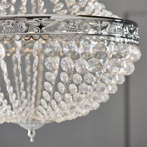 Un lustre ancien en cristal scintillant dans une pièce shabby chic