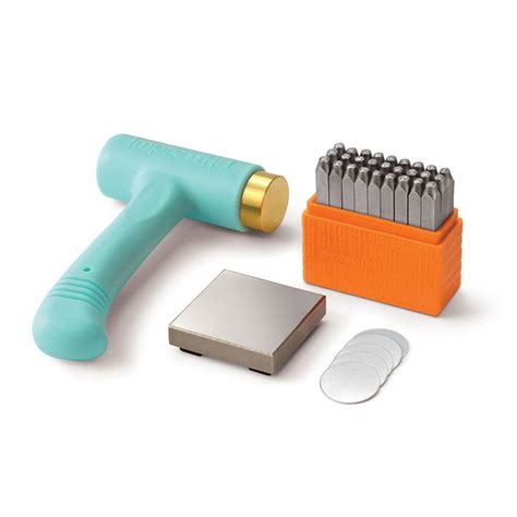 Présentation de divers outils ImpressArt : marteau, bloc à taper, gabarits, marqueurs.