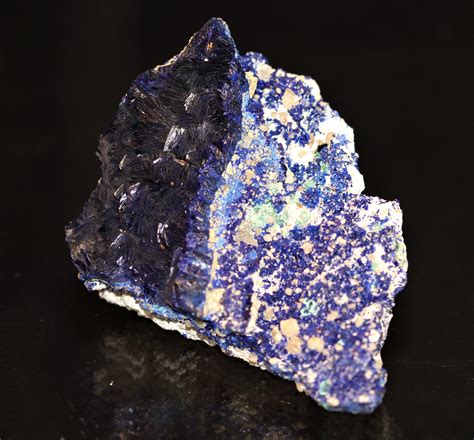 Photographie d'un spécimen d'azurite de Chessy avec des cristaux de forme rhomboédrique et des inclusions de malachite