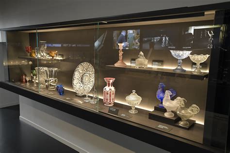 Photographie d'archives de l'inauguration du Musée du Verre en 1973