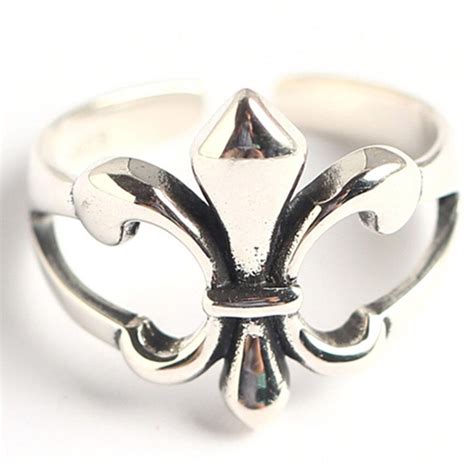 Exemple de bijou artisanal orné d'une fleur de lys en argent massif
