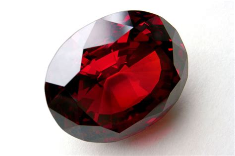 Illustration d'un rubis rouge profond avec des inclusions.