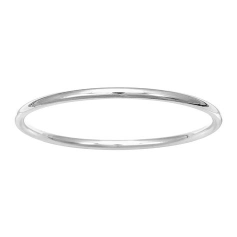 Photographie d'un bracelet jonc demi-tour en argent massif avec des détails de gravure.