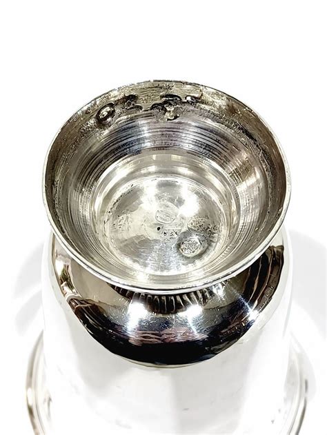 Photographie d'une timbale en argent massif, élégante et épurée, avec un prénom gravé.