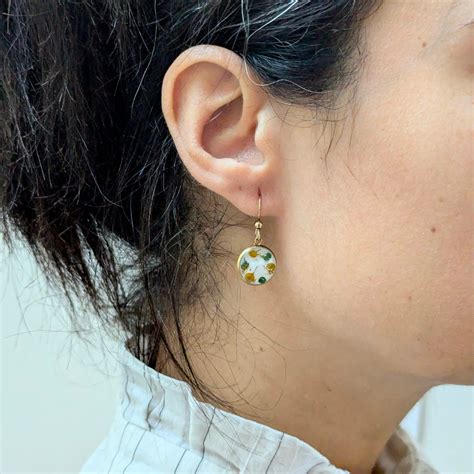 Photographie rapprochée d'une turquoise aux nuances bleues et vertes, évoquant un lagon.