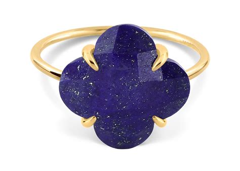 Mosaïque de différents types de bijoux en pierre bleue : une bague en lapis lazuli, des boucles d'oreilles pendantes bleues, un pendentif en topaze bleue.