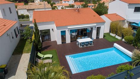 Jardin privatif d'une maison de vacances avec mobilier de jardin et barbecue
