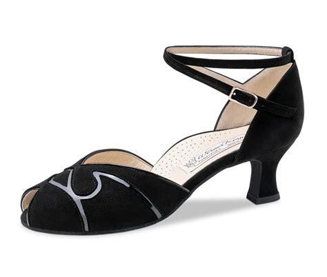 Gros plan sur des chaussures de danse Werner Kern avec des détails de lanières et de textures.