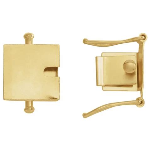 Gros plan sur le fermoir du collier, illustrant la sécurité et la qualité de fabrication.