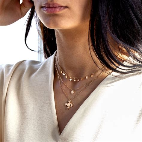 Compilation d'images montrant le collier porté dans différents contextes : décontracté, professionnel et soirée.