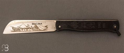 Photographie d'un couteau Douk-Douk de la manufacture Cognet, mettant en valeur sa lame en acier carbone et son manche sobre.