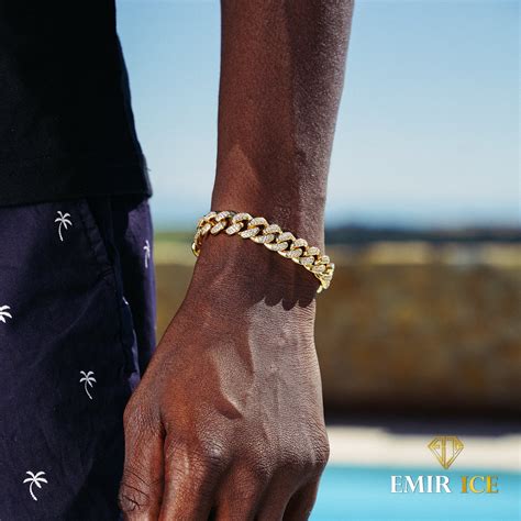 Photographie d'un bracelet cubain pour homme en or jaune, mettant en valeur sa finition polie et sa chaîne élégante.