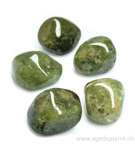 Photographie d'un pendentif en grenat grossulaire aux teintes vertes