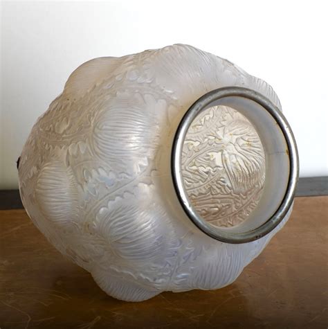 Vase iconique Lalique aux motifs Art déco caractéristiques.