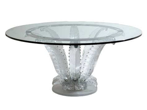 Service de table en cristal Lalique, illustrant la finesse et l'élégance.