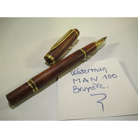 Photographie du stylo plume Waterman Man 100 Godron mettant en valeur le motif et la finition en argent.