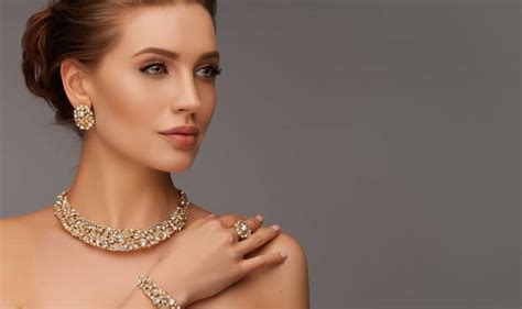 Photographie d'une sélection de bijoux haut de gamme : bagues, colliers, bracelets et boucles d'oreilles.