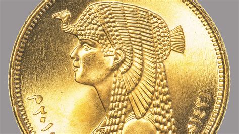 Représentation de Cléopâtre VII sur une monnaie antique, mettant en avant son profil grec et son diadème.