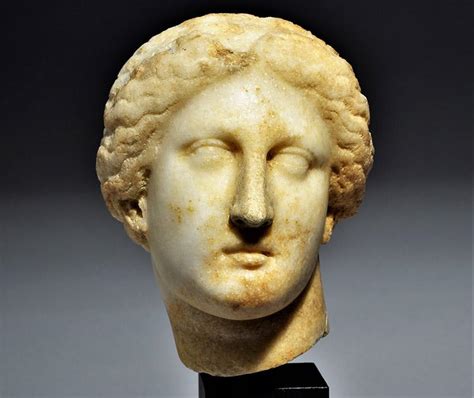 Tête d'une reine ptolémaïque en marbre, Ier siècle avant notre ère, potentiellement Cléopâtre, montrant l'influence grecque dans la tradition pharaonique.