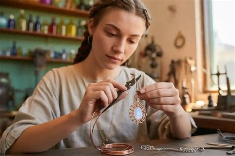 Photographie montrant les différentes étapes du wire wrapping pour créer un pendentif.