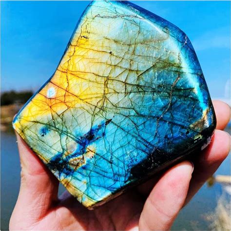 Image macro d'une pierre de labradorite, mettant en évidence ses reflets iridescents et changeants.