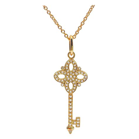 Illustration d'un collier artisanal avec un pendentif en forme de poule, mettant en avant son design décalé et charmant.