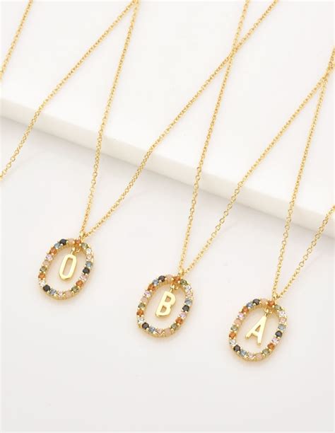 Collier pendentif en ambre avec une lettre personnalisée