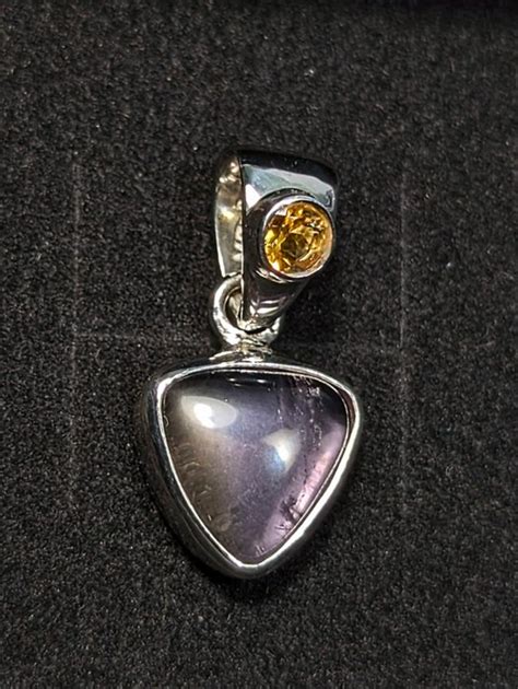 Pendentif en argent 925 avec une lettre et une pierre d'ambre incrustée