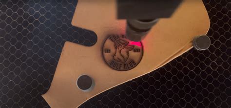 Illustration montrant la personnalisation par gravure sur le fermoir d'un bracelet en cuir