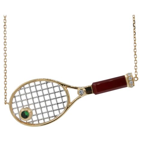 Pendentif en forme de raquette de tennis de table avec sa balle en relief, en or jaune 18 carats