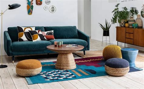 Un pouf coloré et confortable dans un salon moderne.