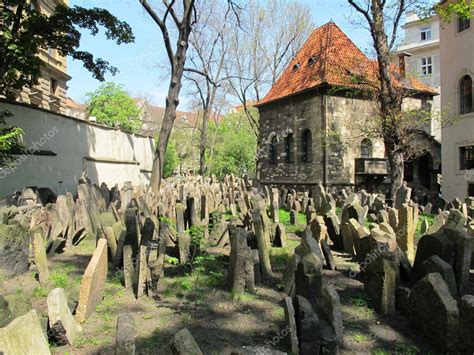 Vue panoramique du Vieux Cimetière Juif de Prague avec ses nombreuses tombes entassées.