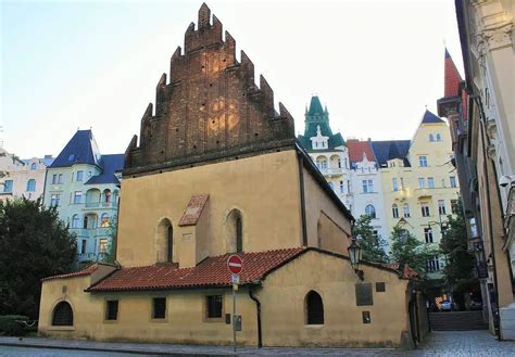 Extérieur de la Synagogue Vieille-Nouvelle, l'une des plus anciennes synagogues d'Europe encore en activité.