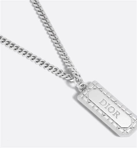 collier avec pendentif en argent noirci représentant un cercueil et une améthyste