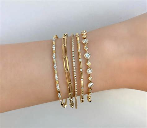 Un modèle de bracelet de bras orné de motifs ethniques