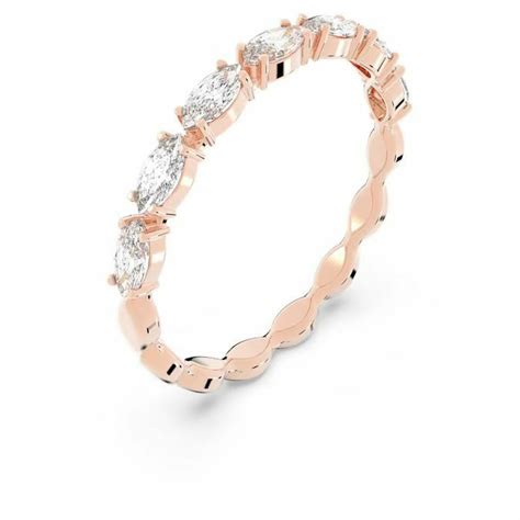 Gros plan sur la bague Swarovski VITTORE:RING MARQUISE CZWH/ROS, mettant en évidence l'anneau en or rose serti de cristaux blancs.